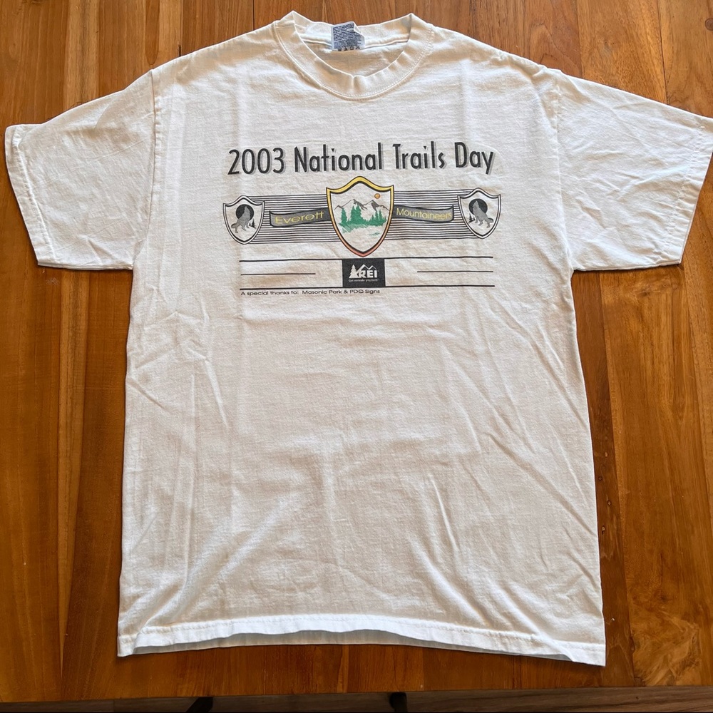 Mens REI Shirt National Trail Day 2000’s Hiking Mountaineering Medium White